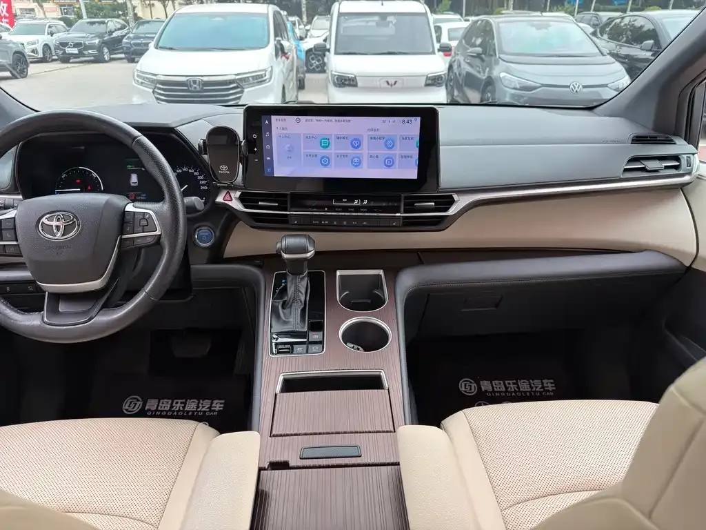 Toyota Granvia — фото 2