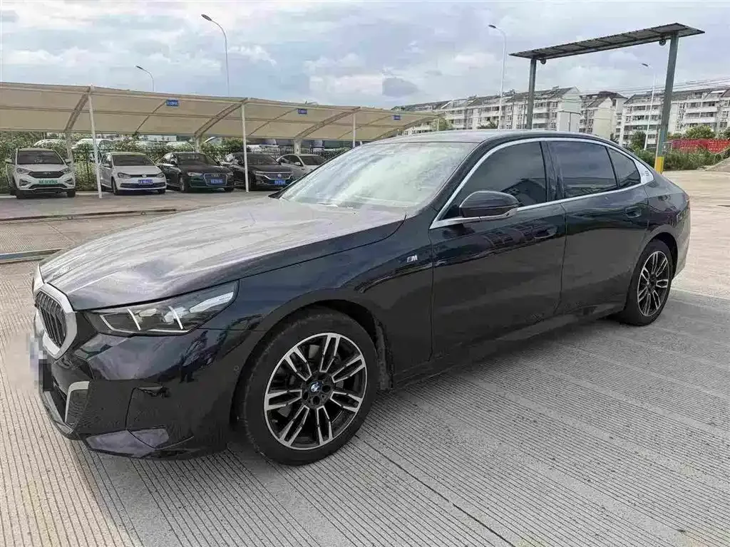 BMW 5 Series — фото 1