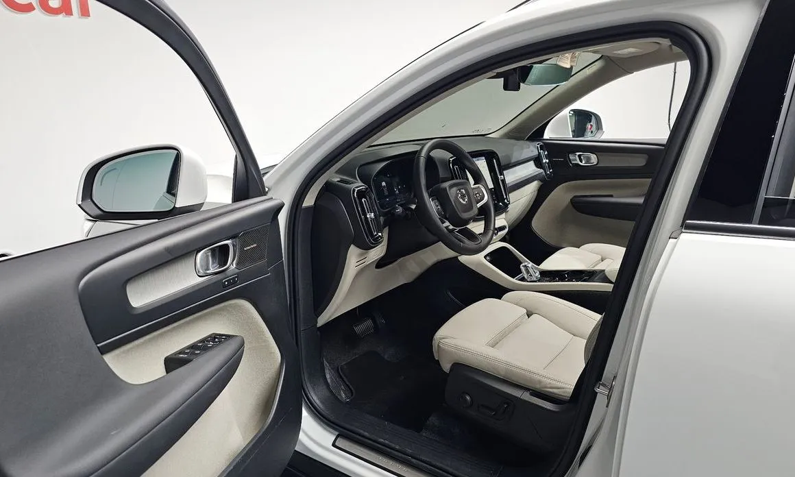 Volvo XC40 — фото 10
