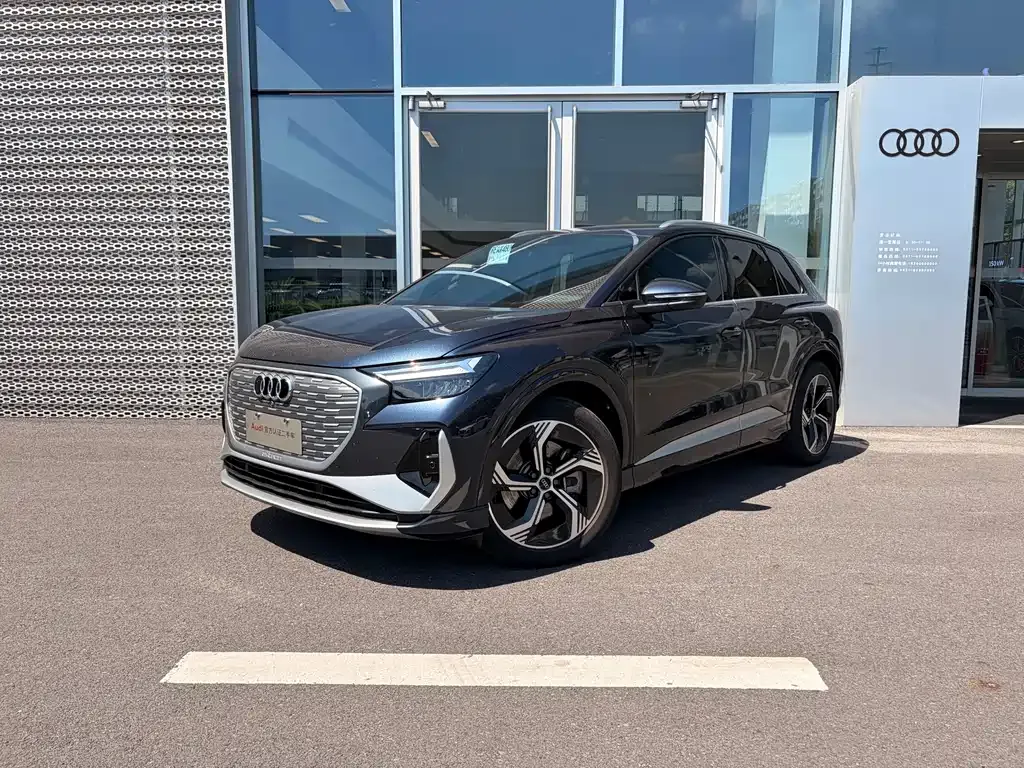 Audi Q4 e-tron — фото 1