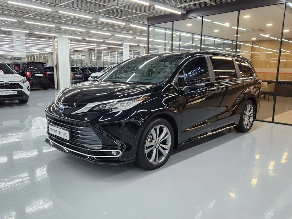 Toyota Sienna — фото 1