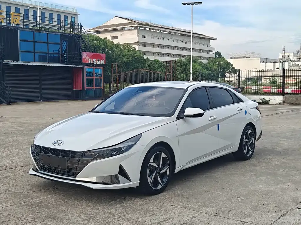 Hyundai Elantra — фото 1