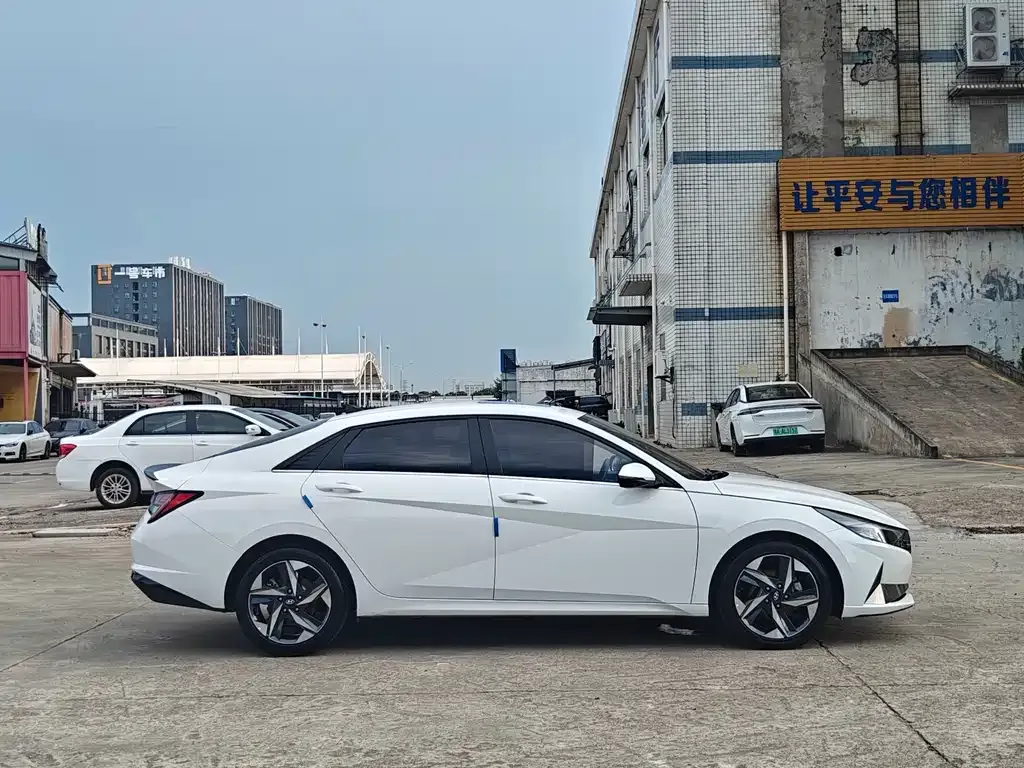 Hyundai Elantra — фото 5