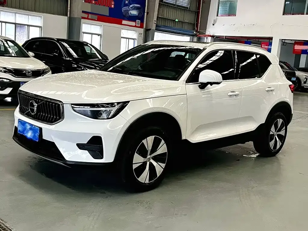 Volvo XC40 — фото 1
