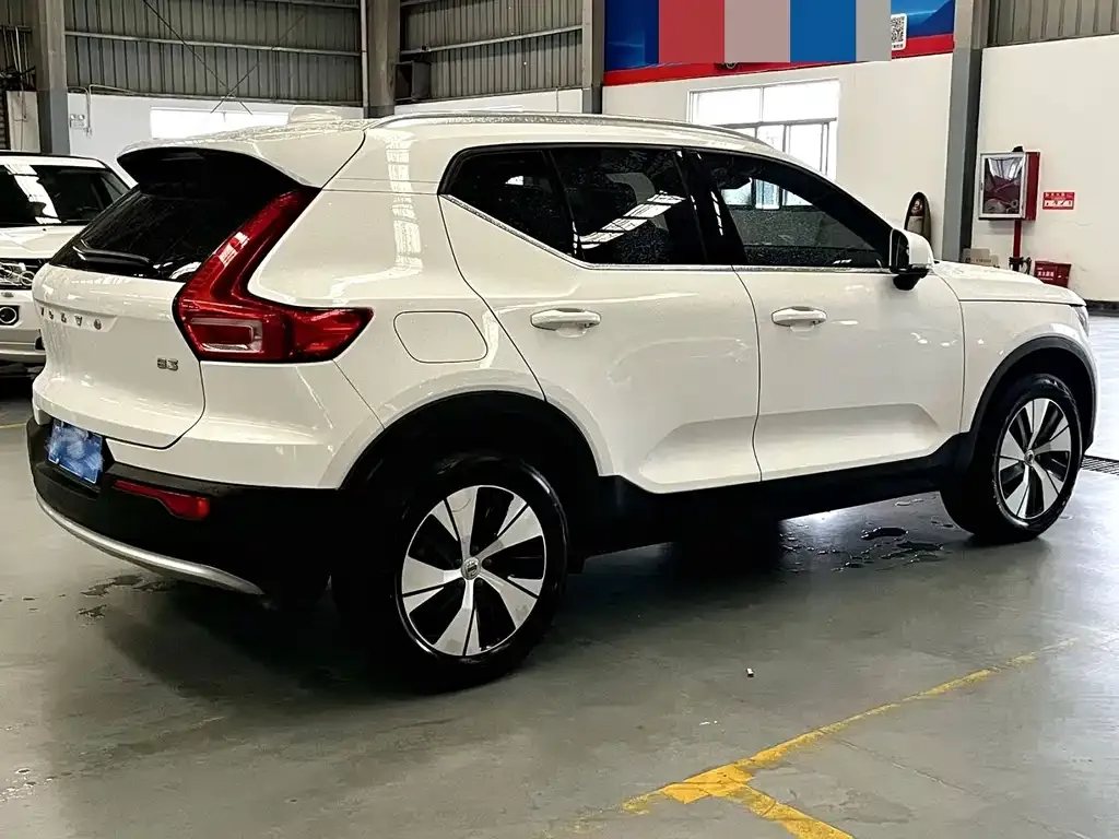 Volvo XC40 — фото 3