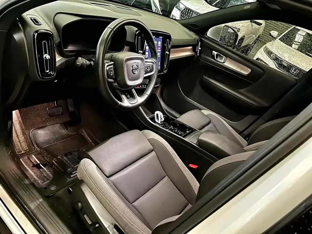 Volvo XC40 — фото 2