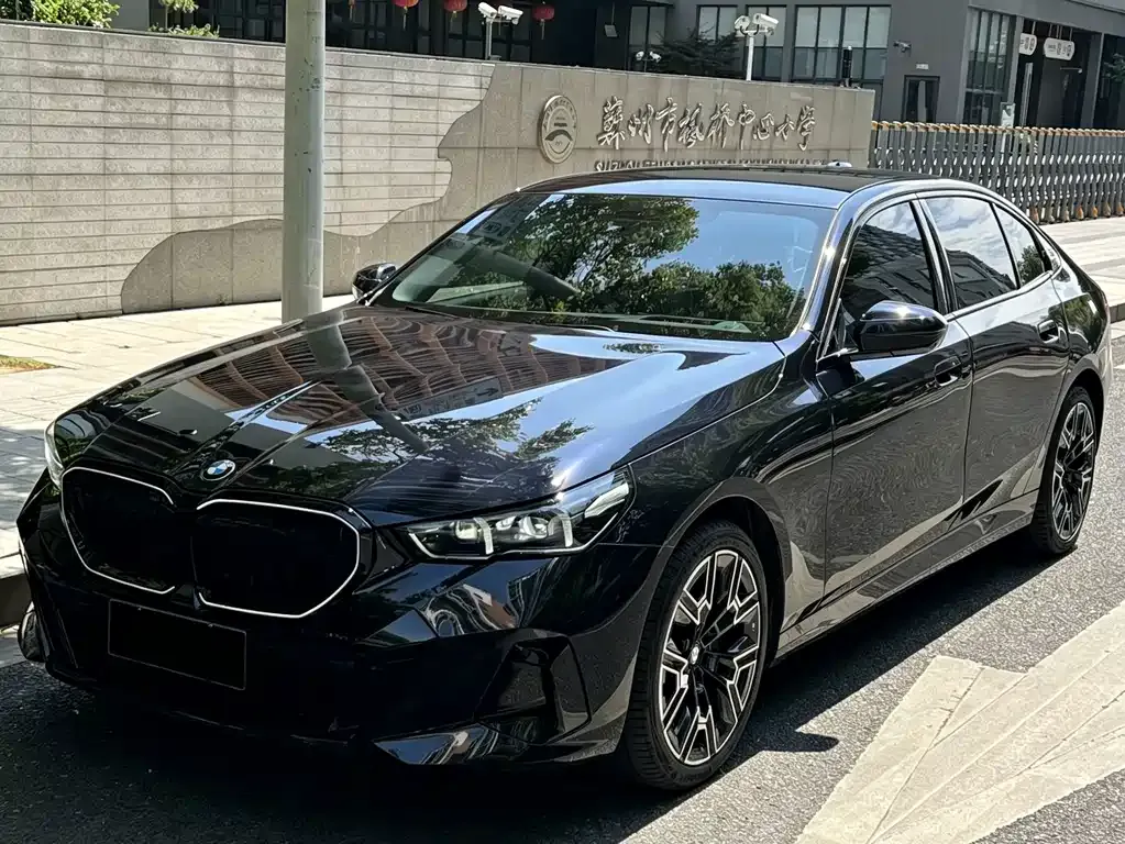 BMW 5 Series — фото 1