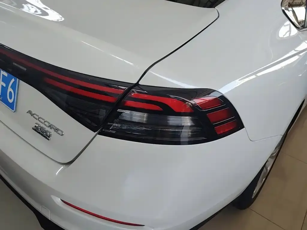 Honda Accord — фото 10