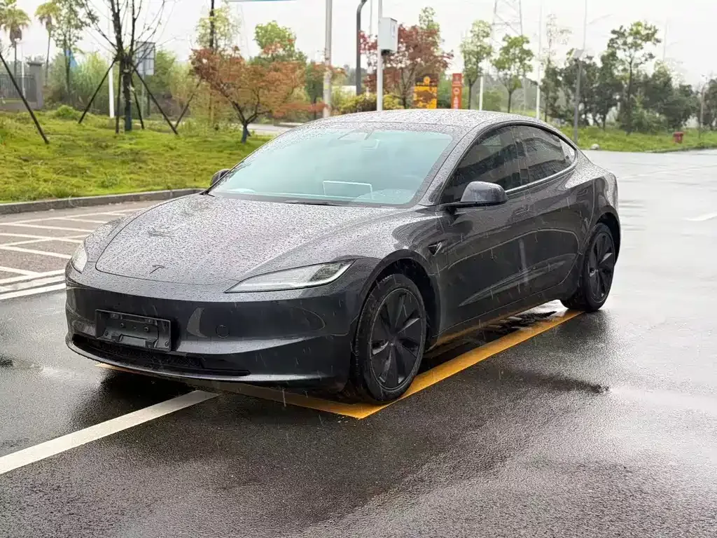 Tesla Model 3 — фото 1