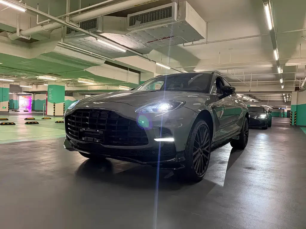 Aston Martin DBX — фото 1