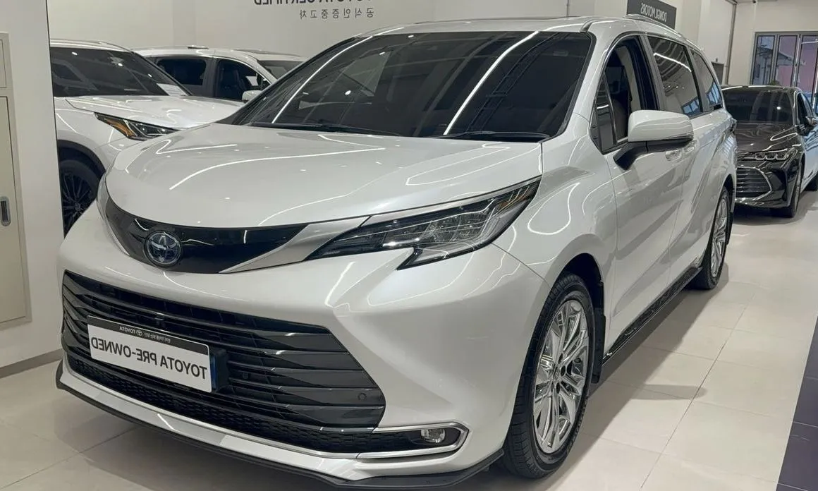 Toyota Sienna — фото 1