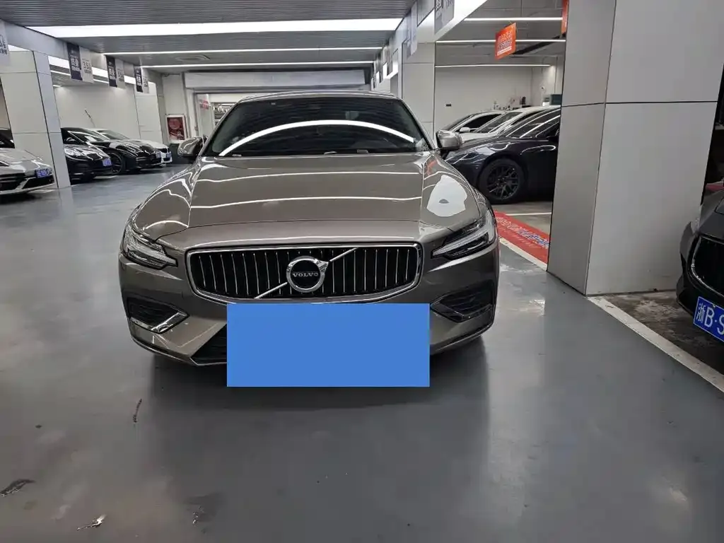 Volvo S60 — фото 1