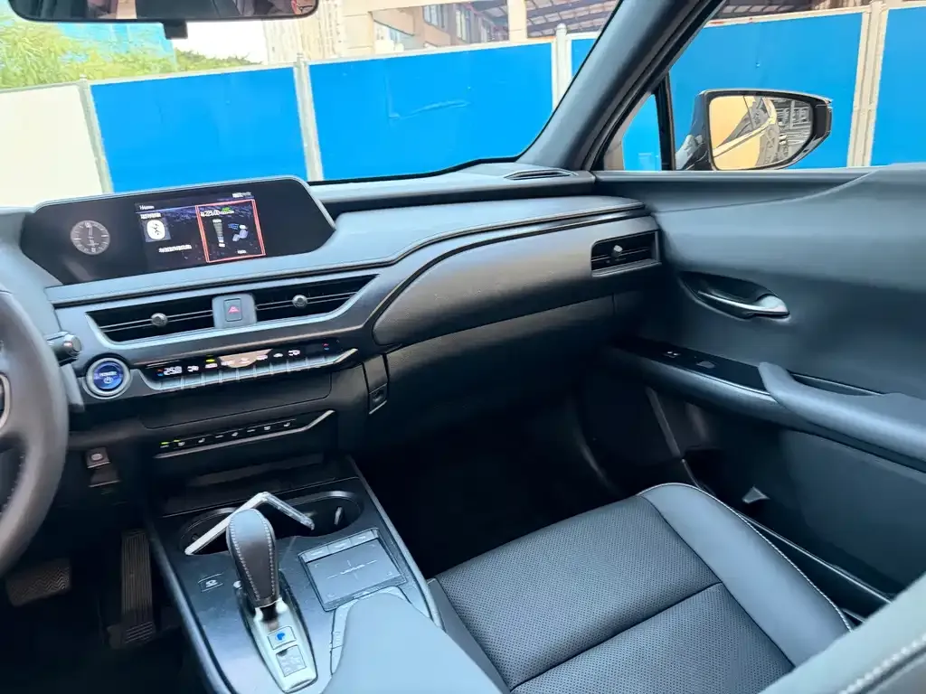 Lexus UX New Energy — фото 3