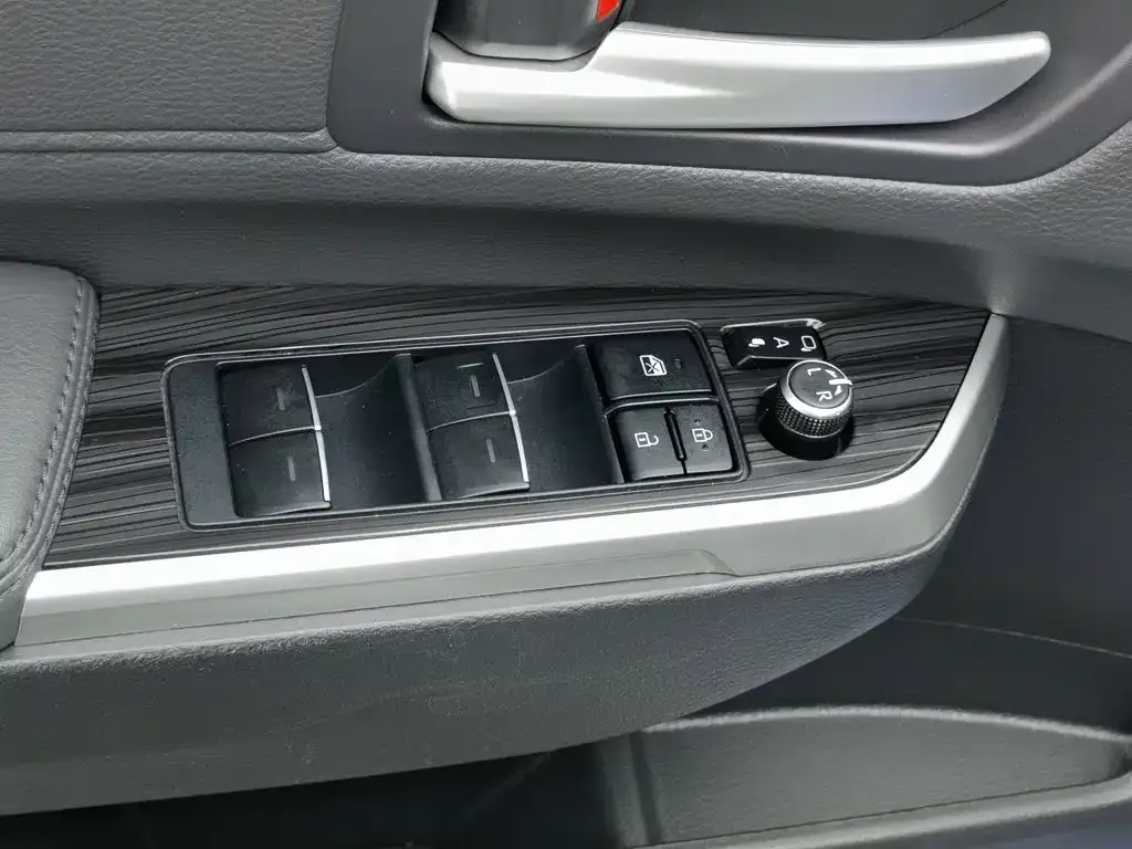 Toyota Sienna — фото 8
