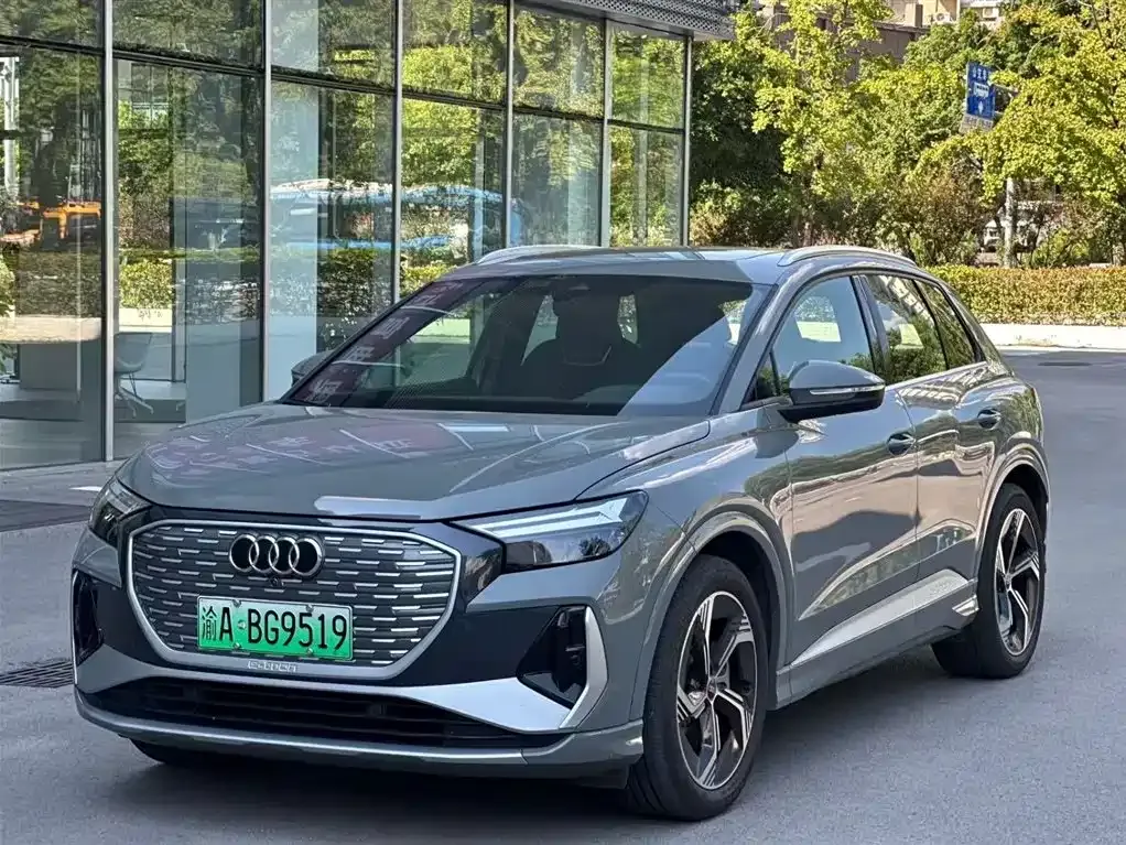 Audi Q4 e-tron — фото 1