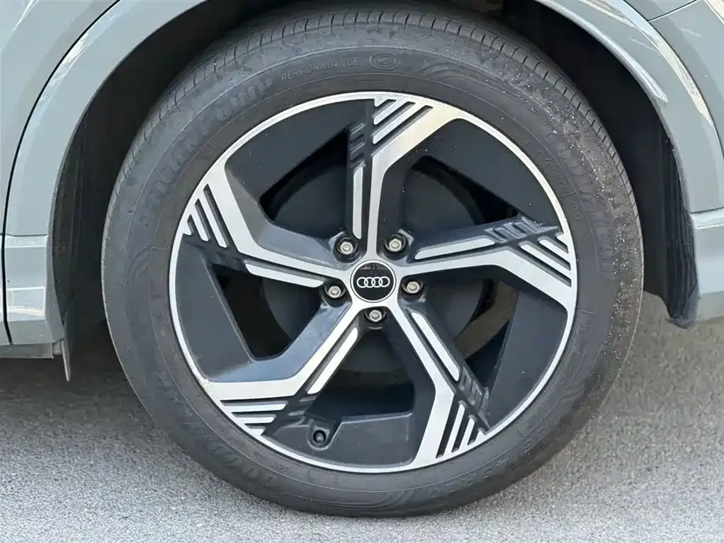 Audi Q4 e-tron — фото 10