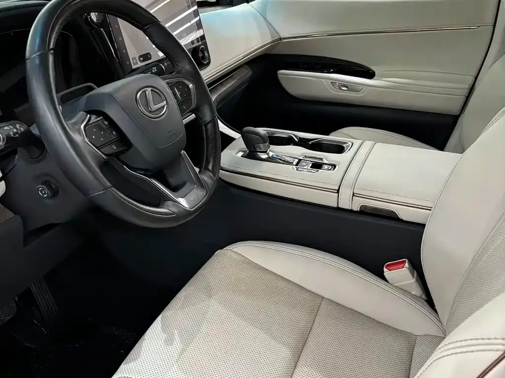 Lexus LM — фото 6
