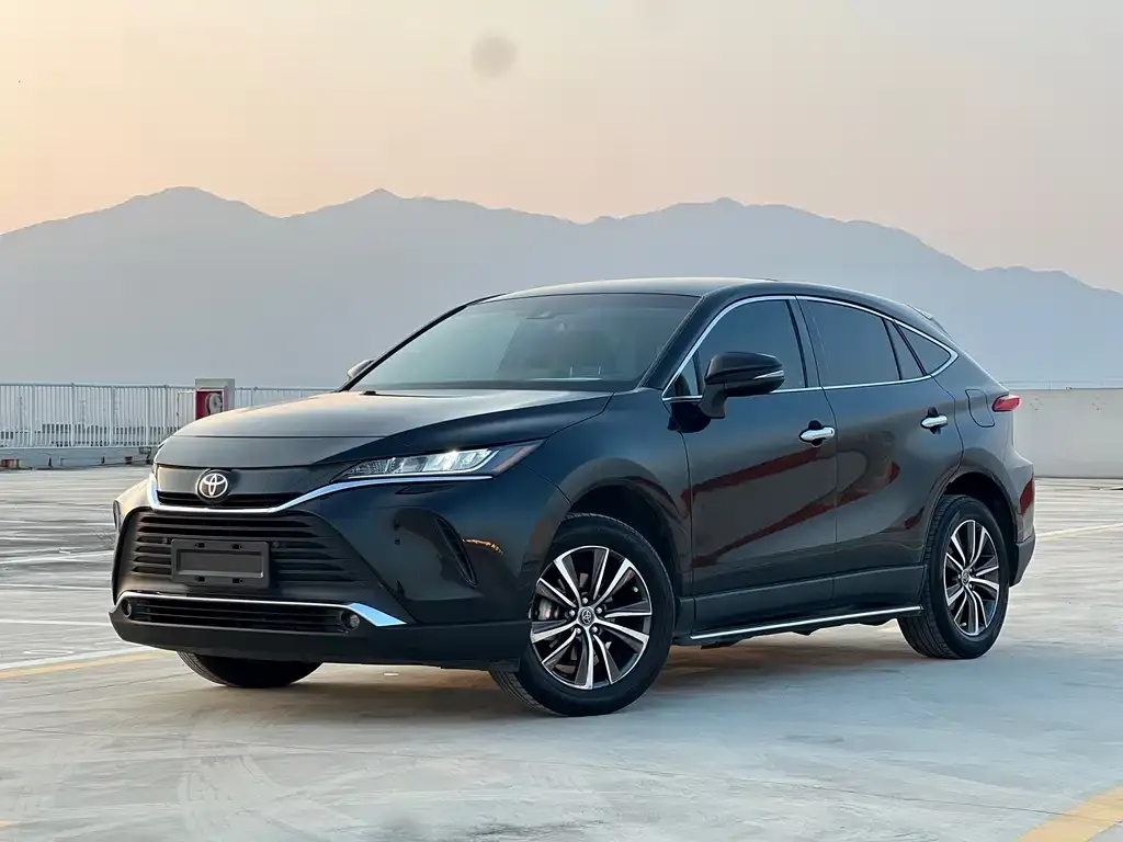 Toyota Harrier — фото 1