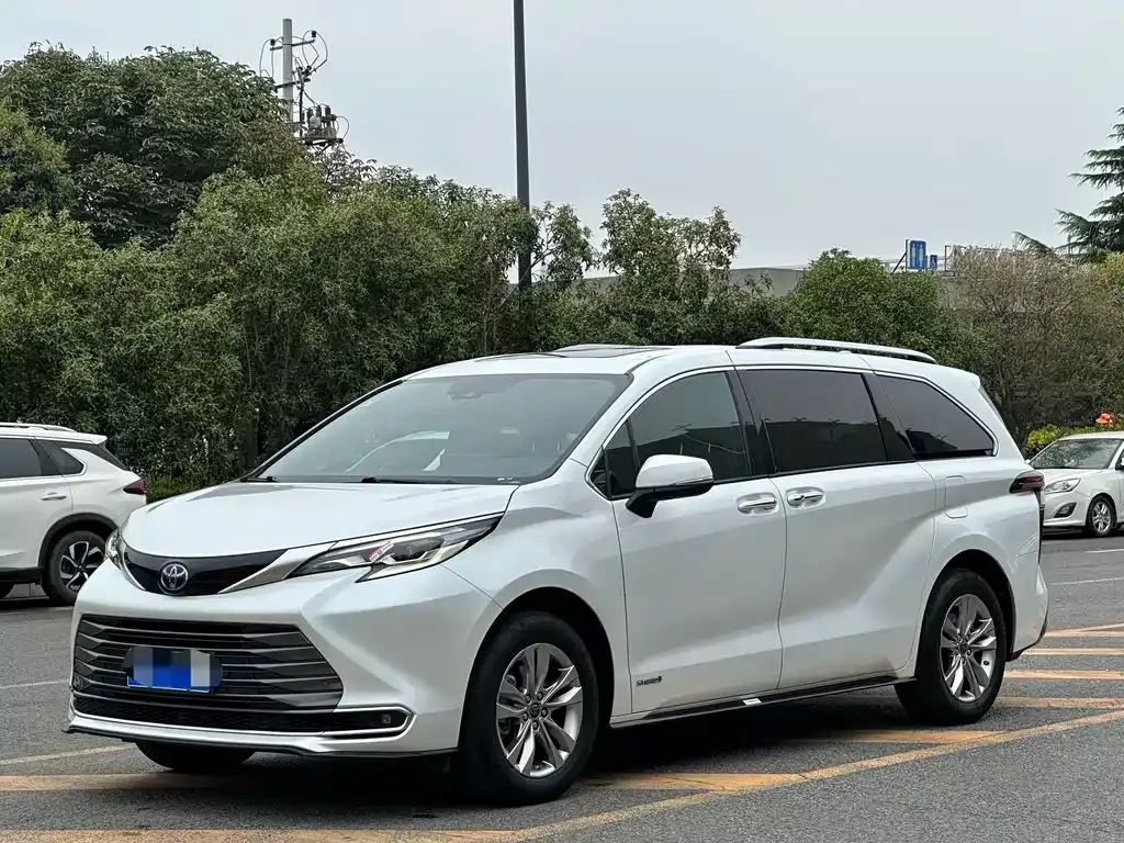 Toyota Sienna — фото 1