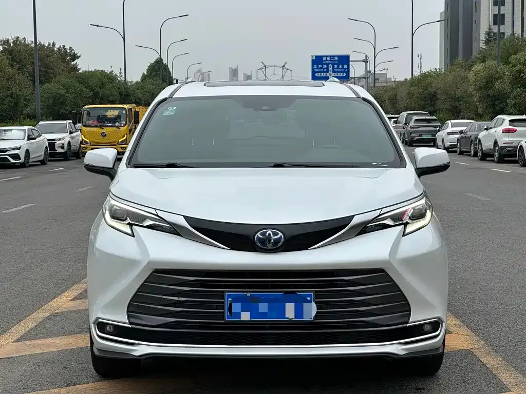 Toyota Sienna — фото 4