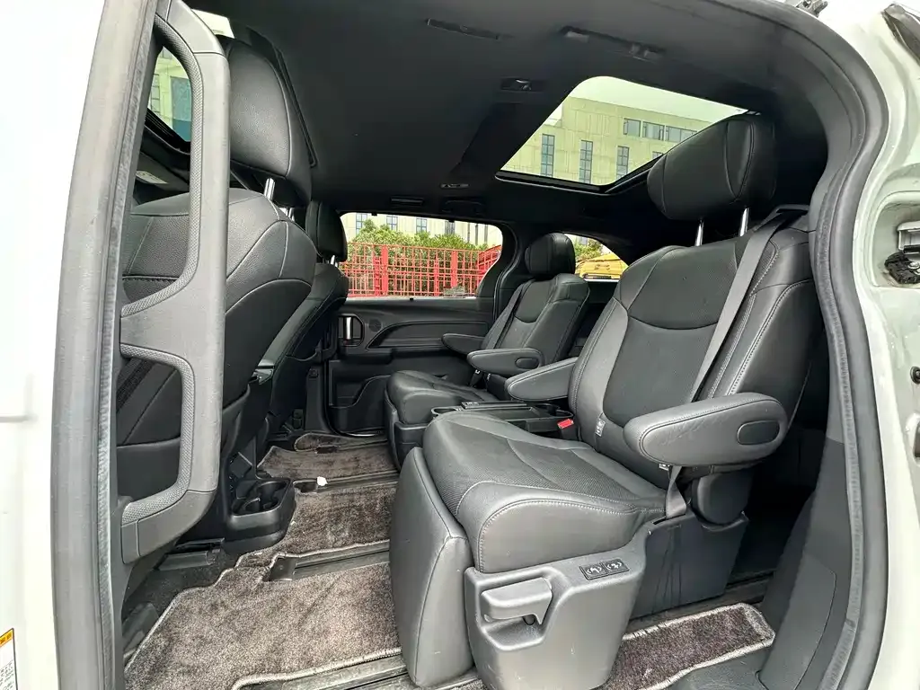 Toyota Sienna — фото 9