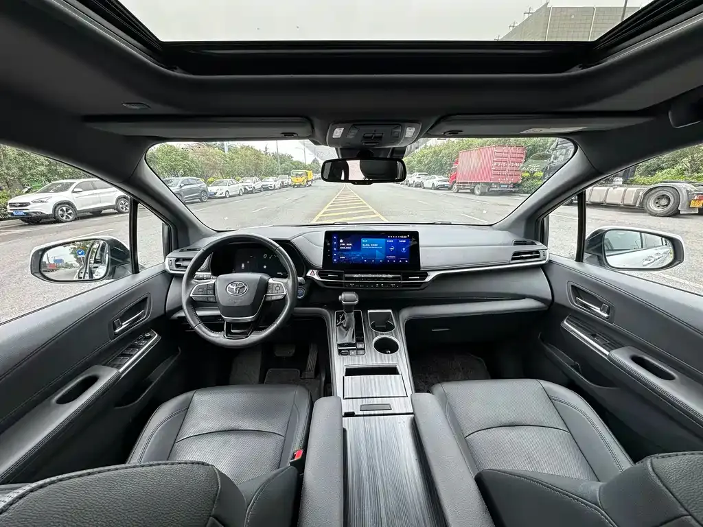 Toyota Sienna — фото 2