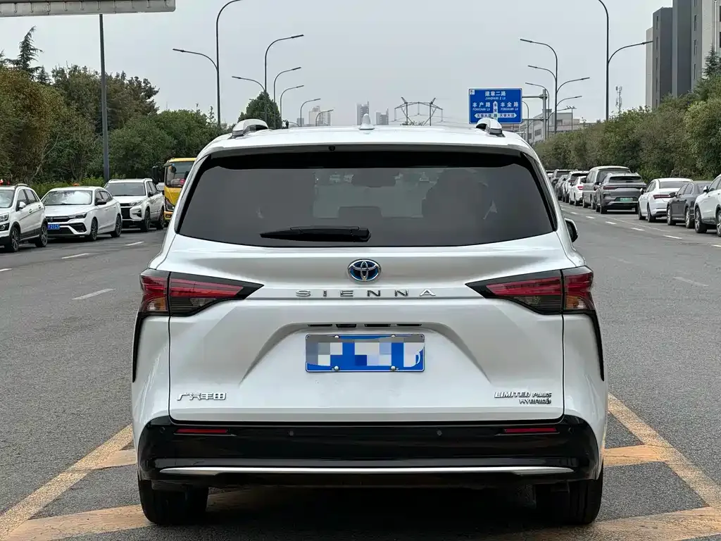 Toyota Sienna — фото 5