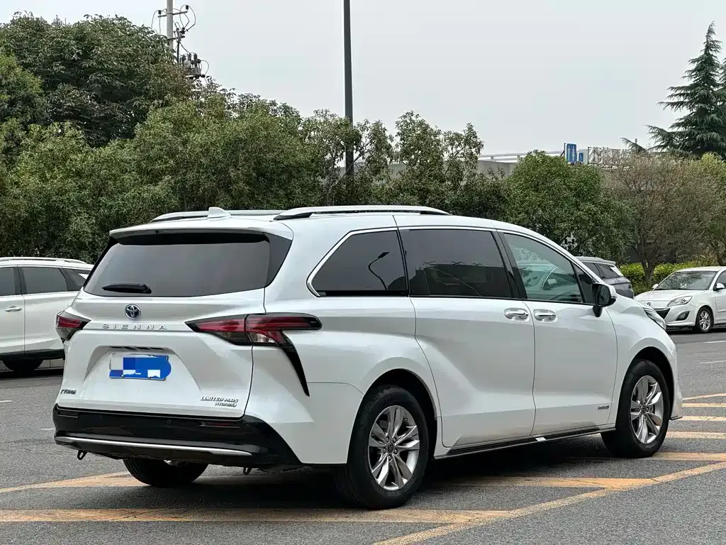 Toyota Sienna — фото 8