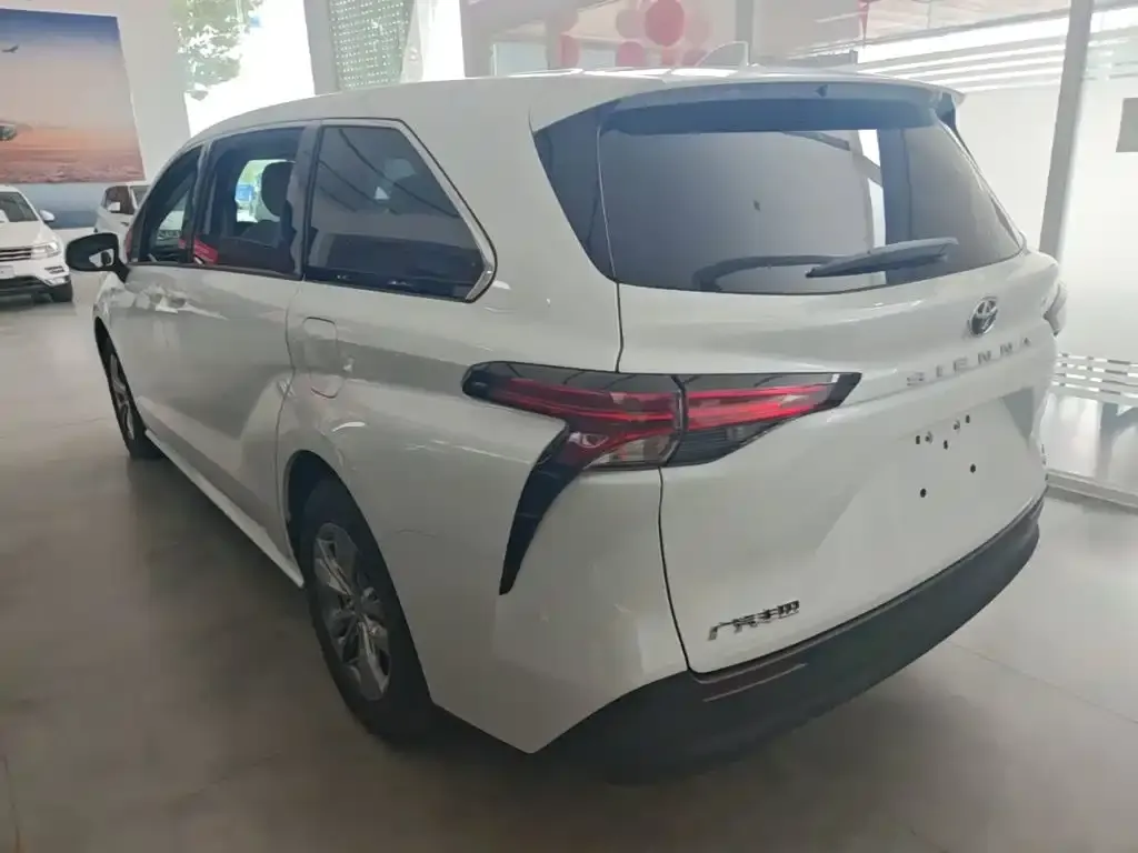 Toyota Sienna — фото 10