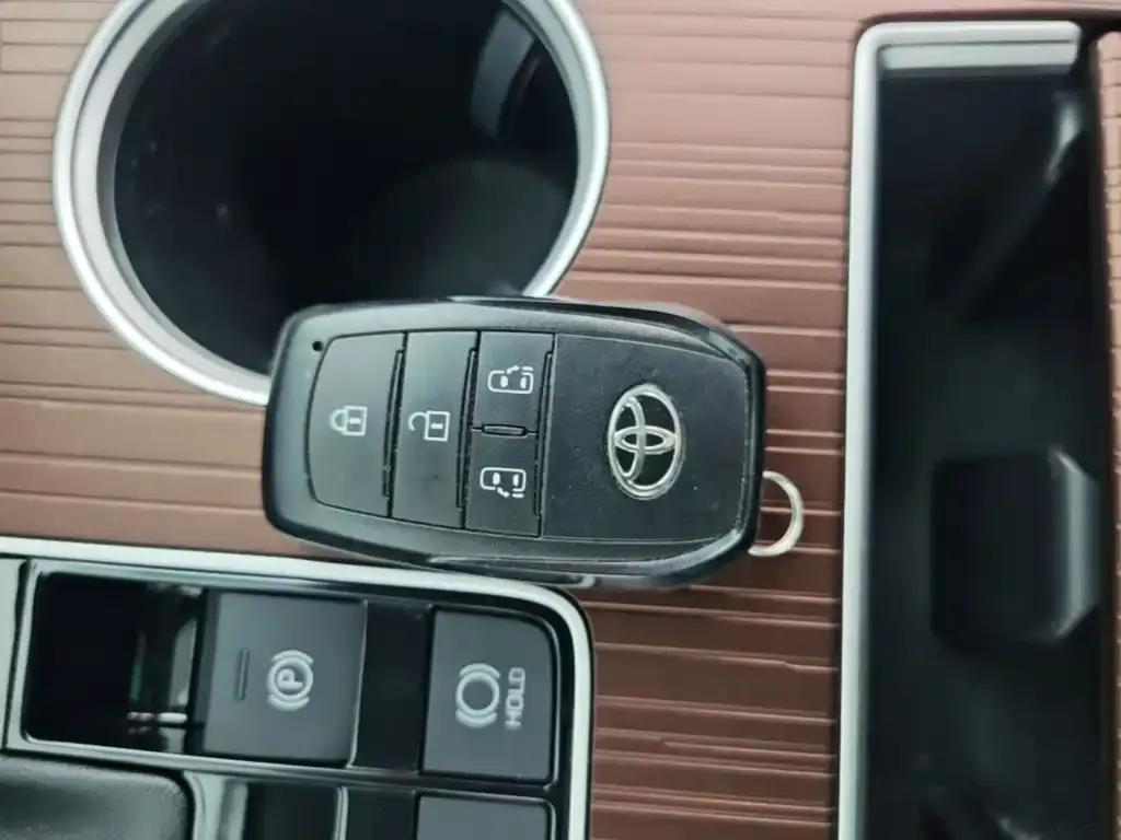 Toyota Sienna — фото 3