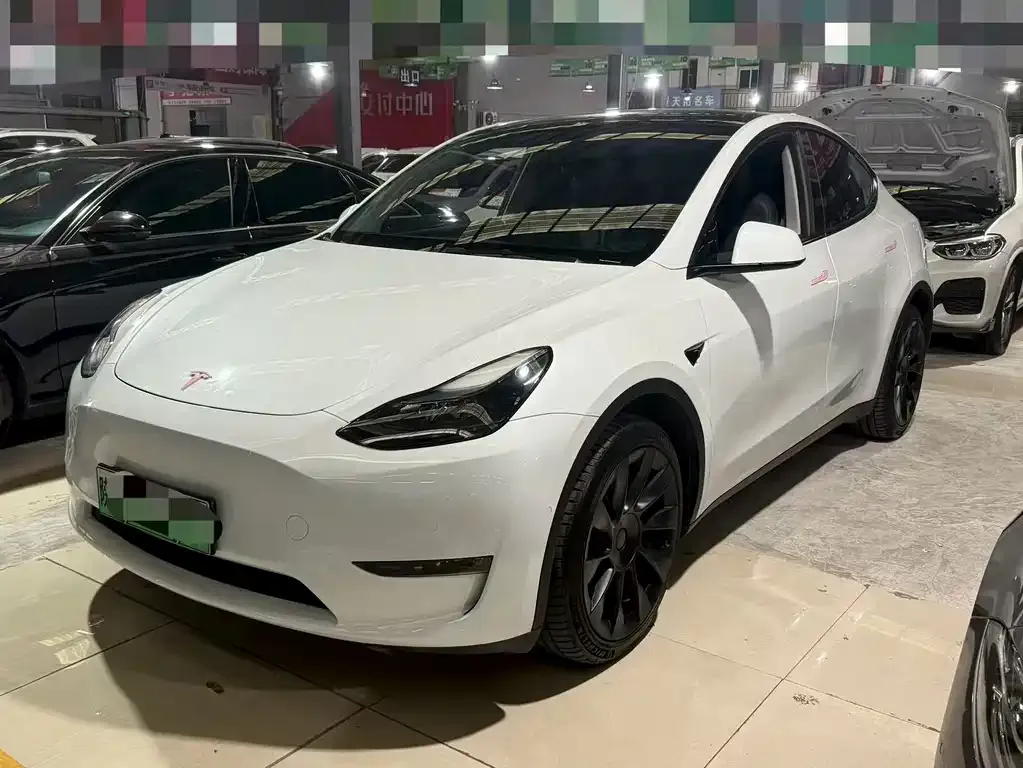 Tesla Model Y — фото 1