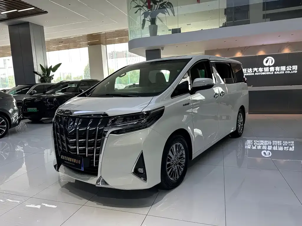 Toyota Alphard — фото 1
