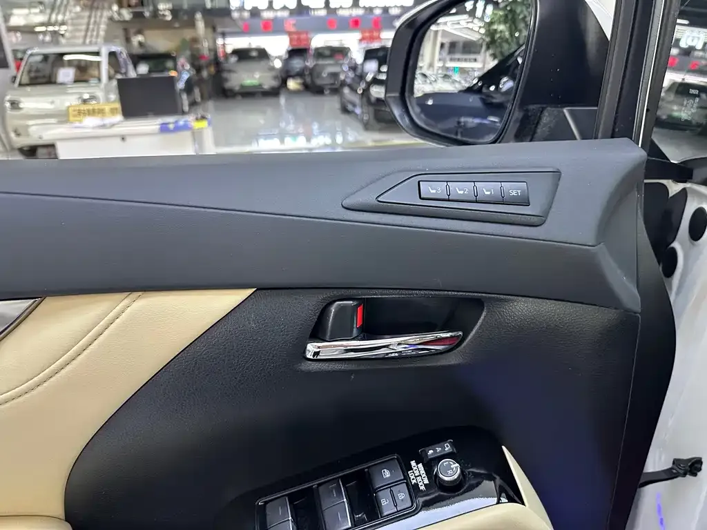 Toyota Alphard — фото 7