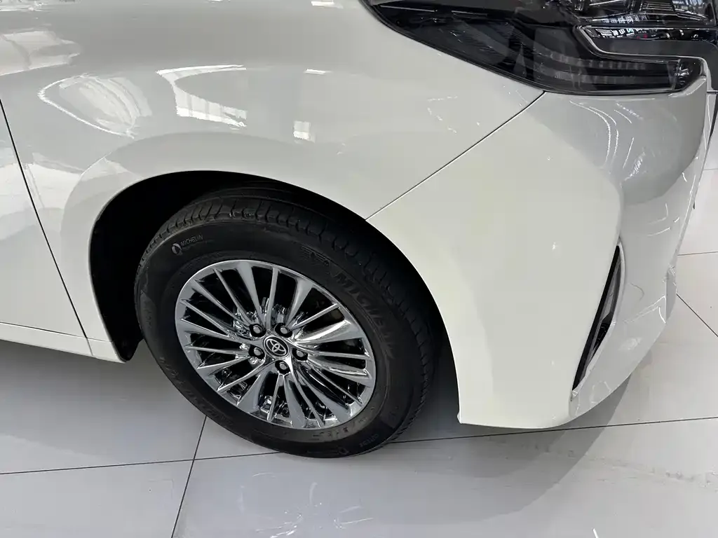 Toyota Alphard — фото 4
