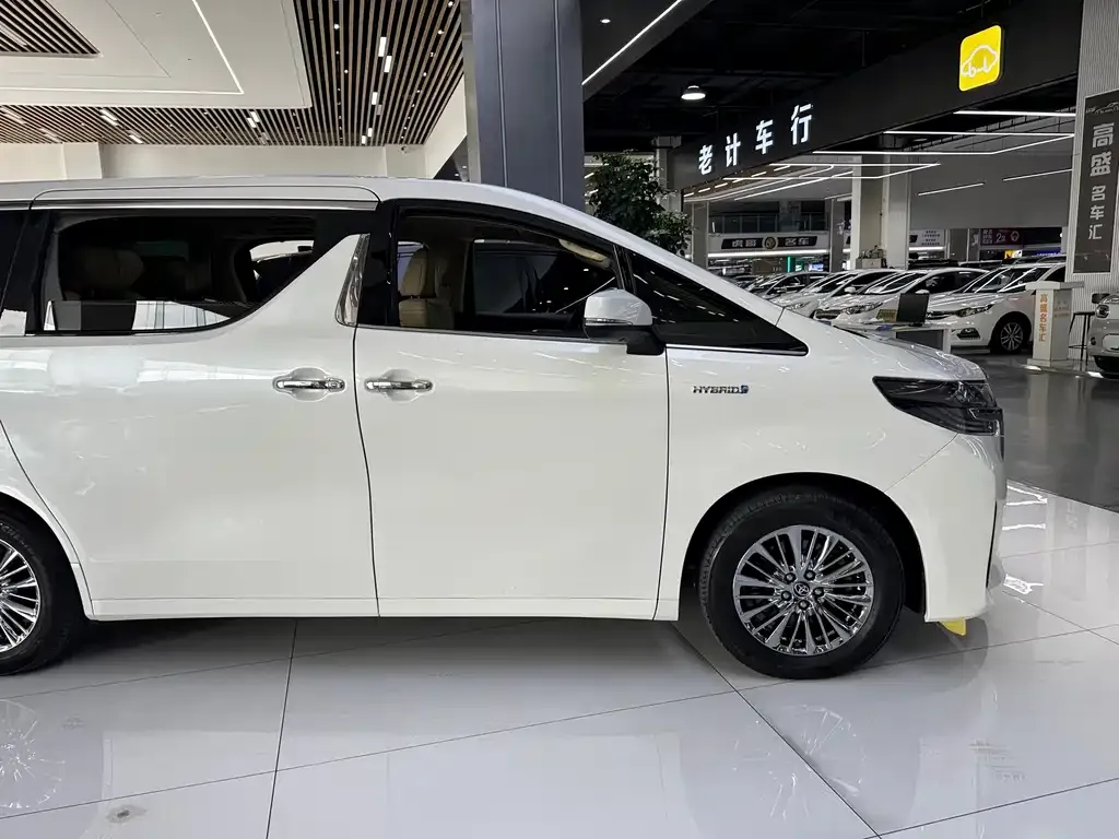 Toyota Alphard — фото 6