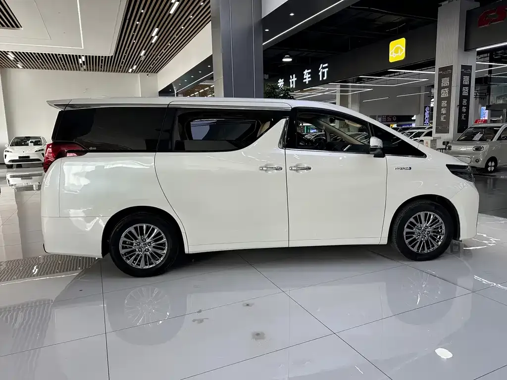Toyota Alphard — фото 2