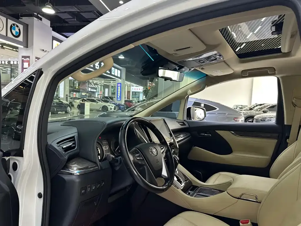 Toyota Alphard — фото 3