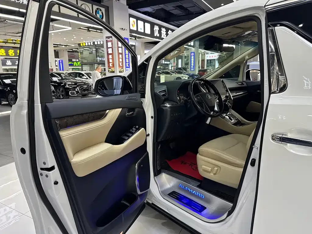 Toyota Alphard — фото 8