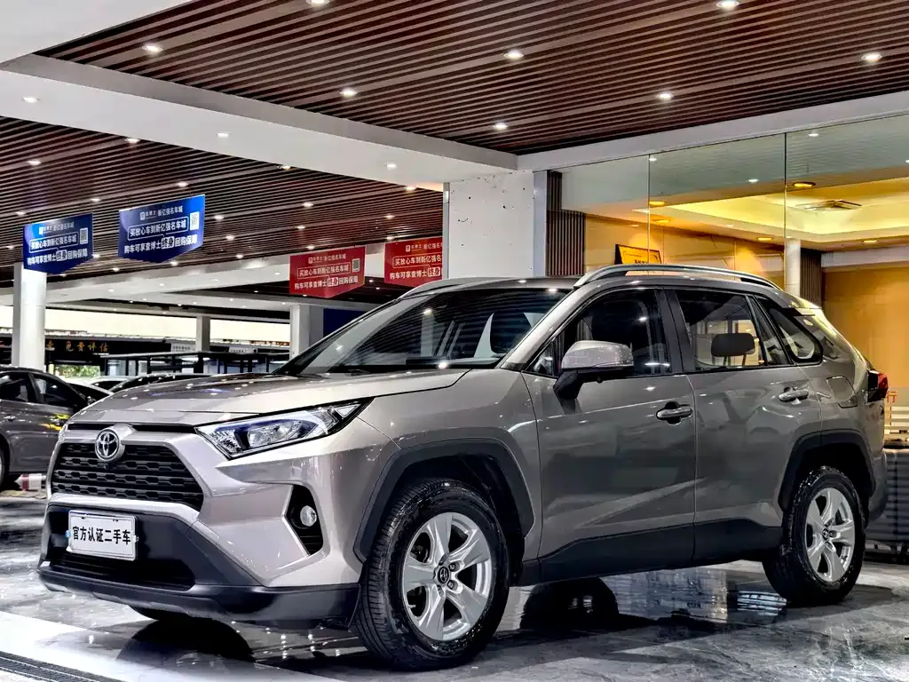 Toyota RAV4 — фото 1
