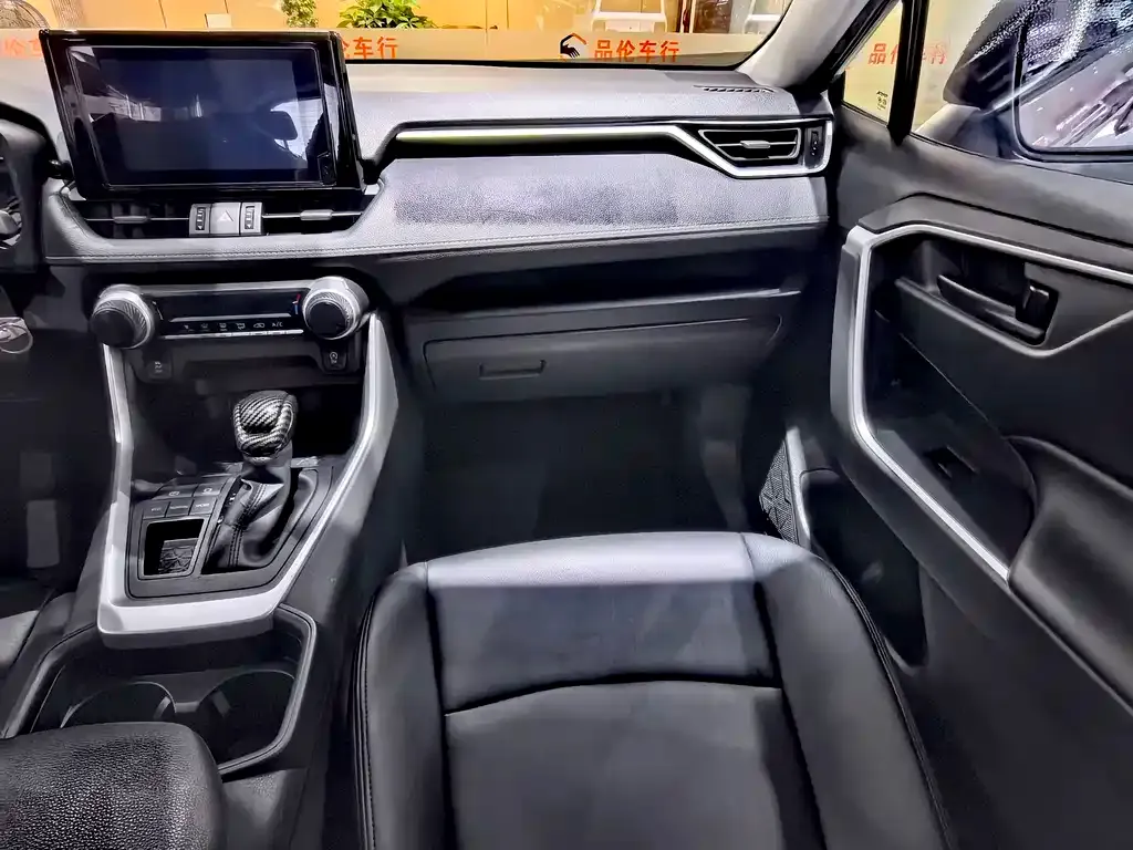 Toyota RAV4 — фото 2
