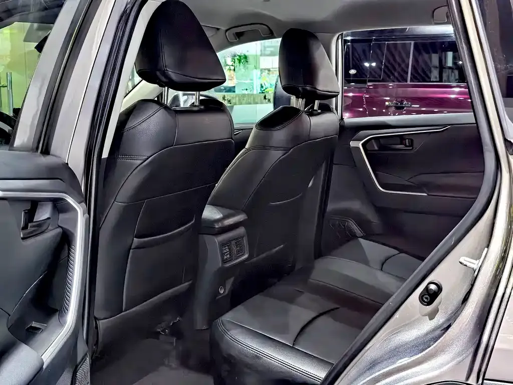 Toyota RAV4 — фото 10