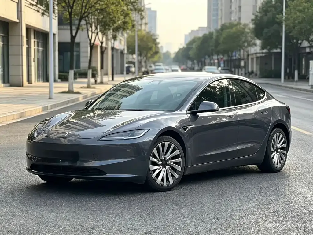 Tesla Model 3 — фото 1