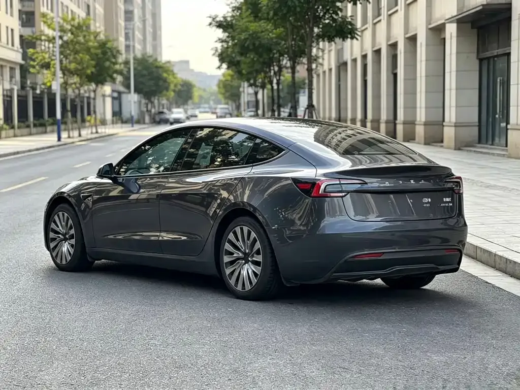 Tesla Model 3 — фото 9
