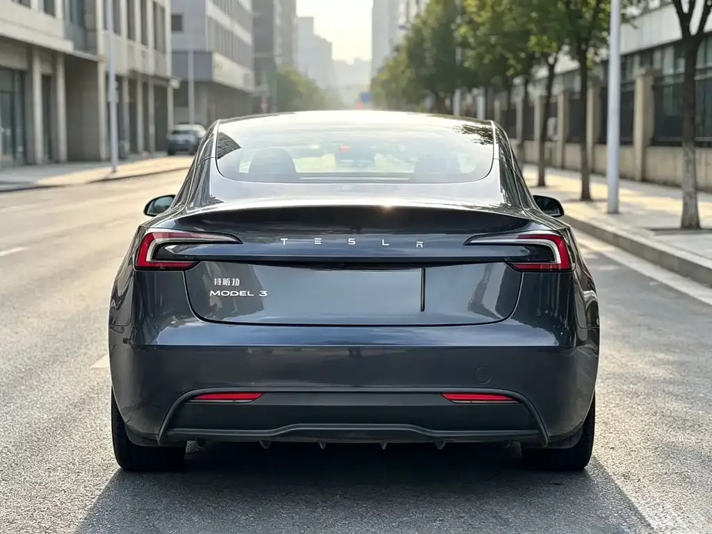 Tesla Model 3 — фото 7
