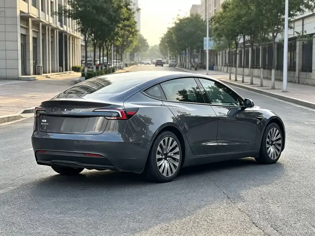 Tesla Model 3 — фото 6