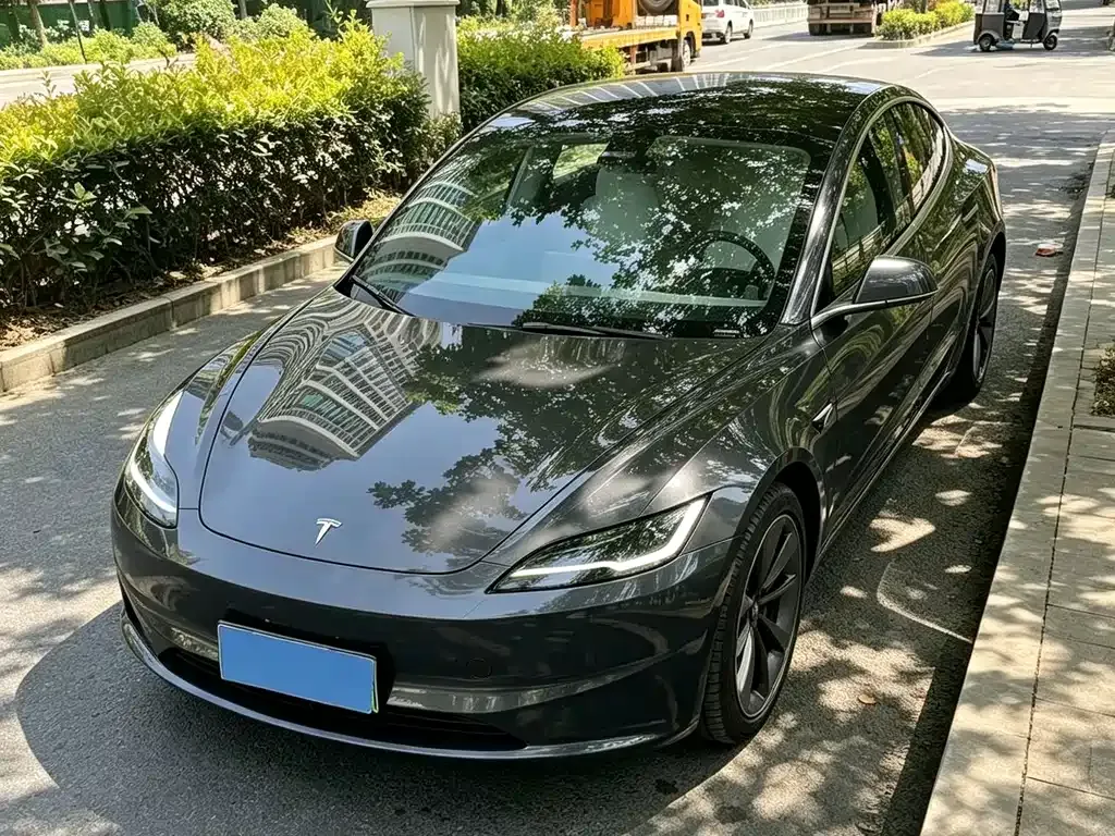 Tesla Model 3 — фото 1
