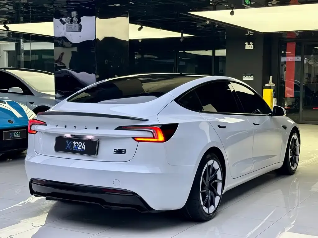 Tesla Model 3 — фото 9