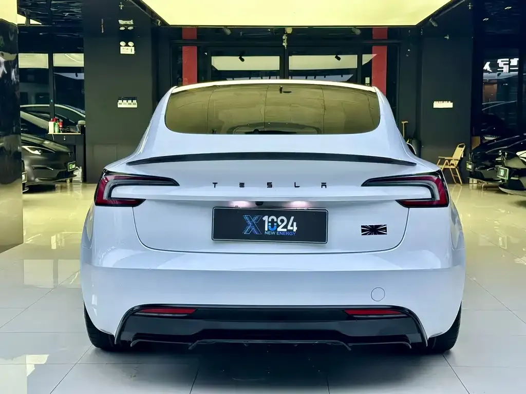 Tesla Model 3 — фото 10