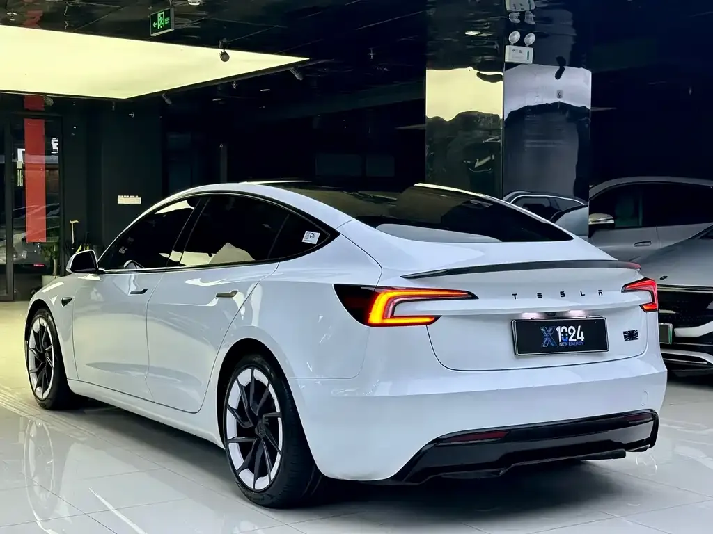 Tesla Model 3 — фото 4