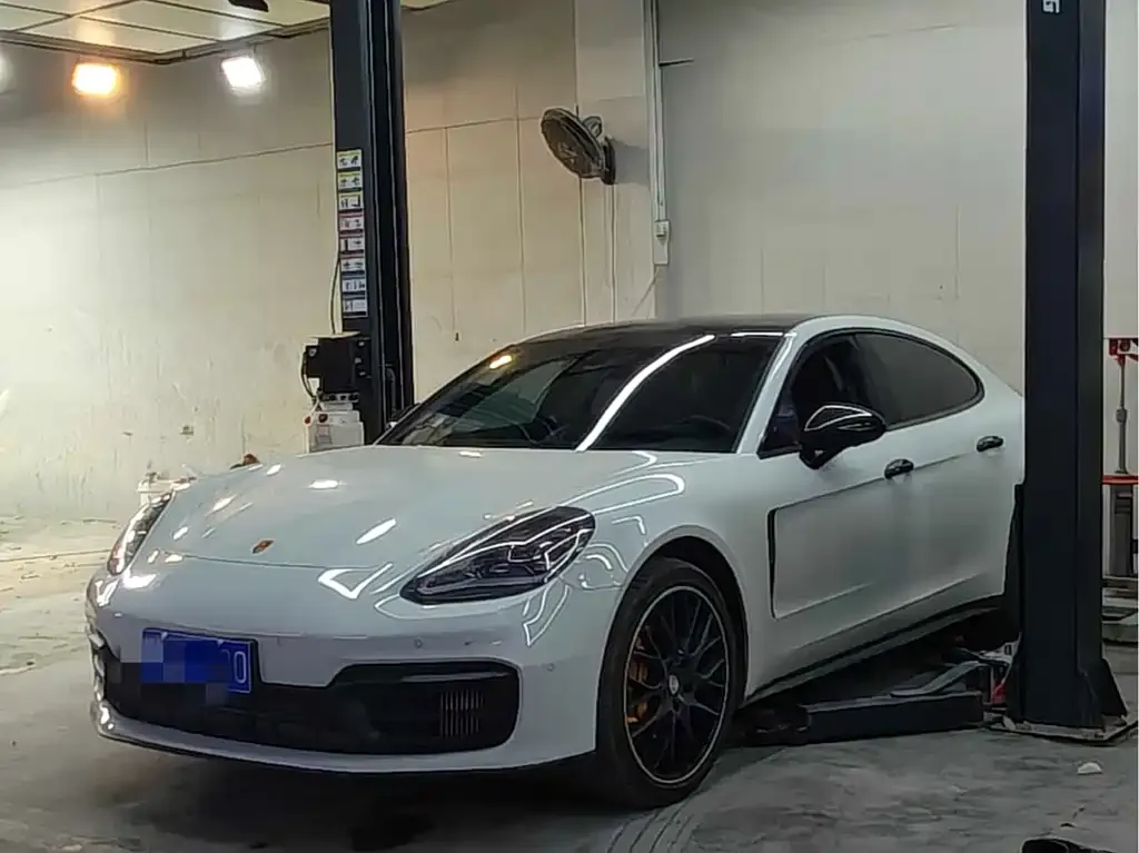 Porsche Panamera — фото 1
